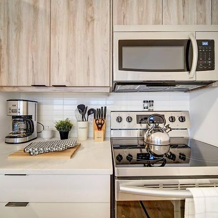 Luxurious Modern 2Br Condo Sleeps 5 Coffee, Ac, Wifi 哈利法克斯 外观 照片