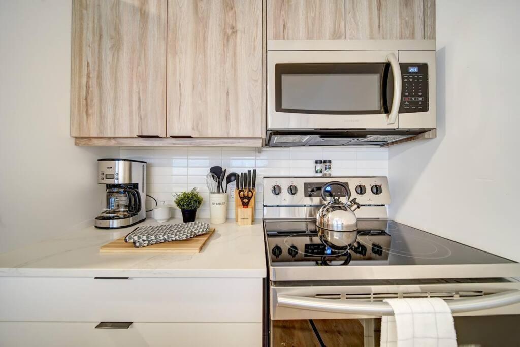 Luxurious Modern 2Br Condo Sleeps 5 Coffee, Ac, Wifi 哈利法克斯 外观 照片