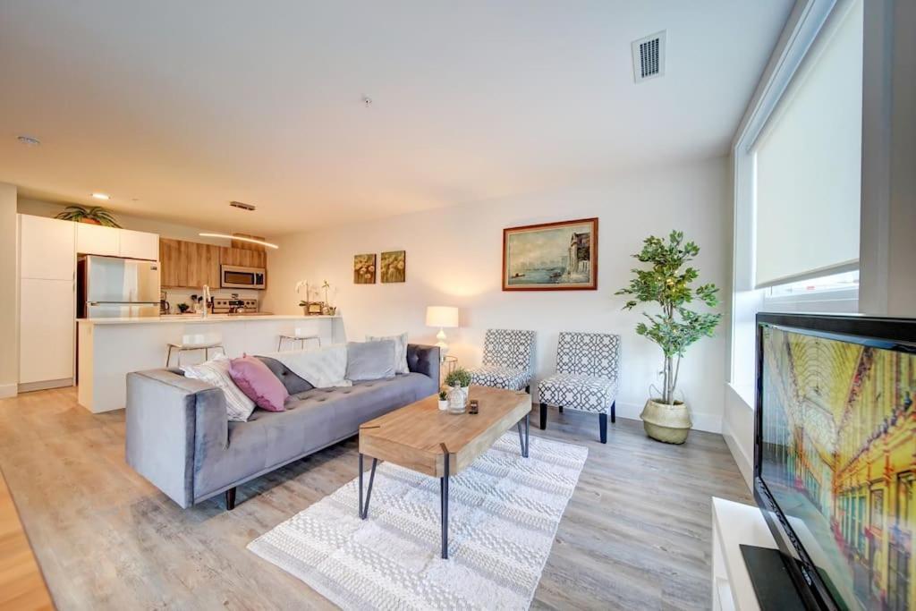 Luxurious Modern 2Br Condo Sleeps 5 Coffee, Ac, Wifi 哈利法克斯 外观 照片
