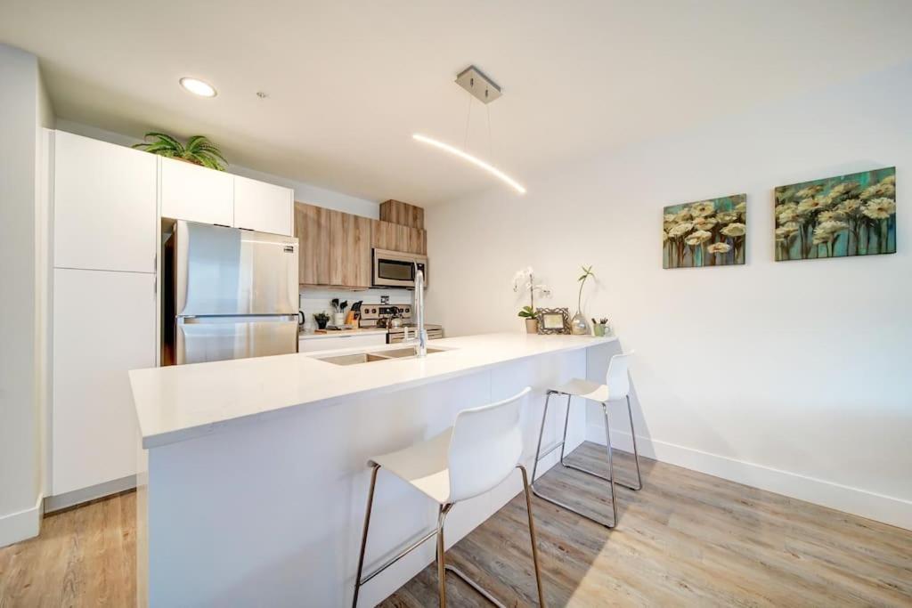 Luxurious Modern 2Br Condo Sleeps 5 Coffee, Ac, Wifi 哈利法克斯 外观 照片