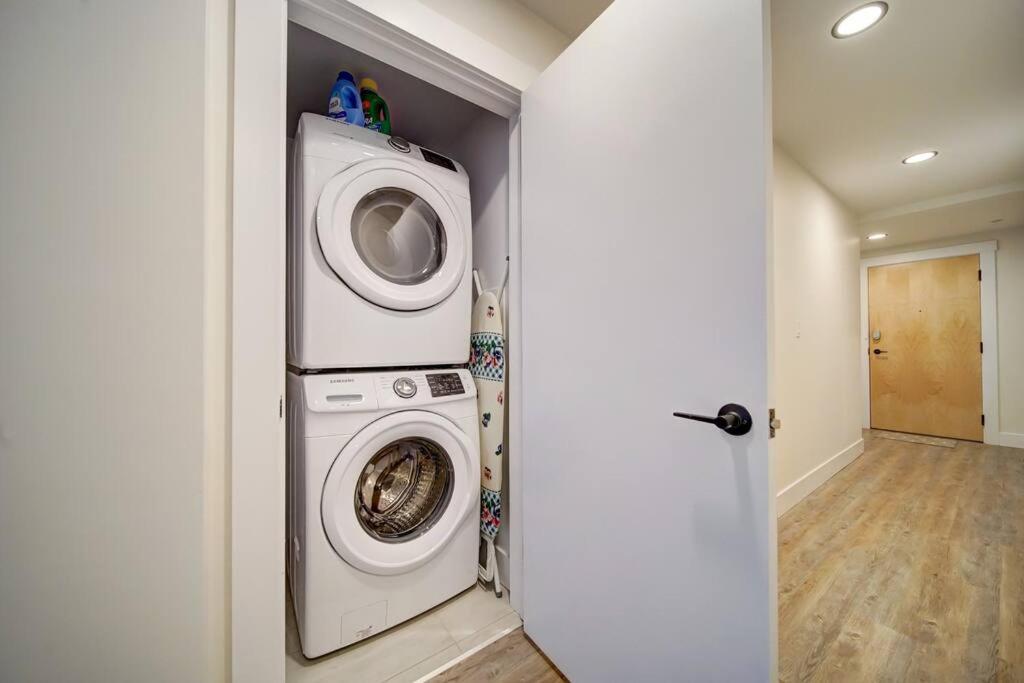 Luxurious Modern 2Br Condo Sleeps 5 Coffee, Ac, Wifi 哈利法克斯 外观 照片